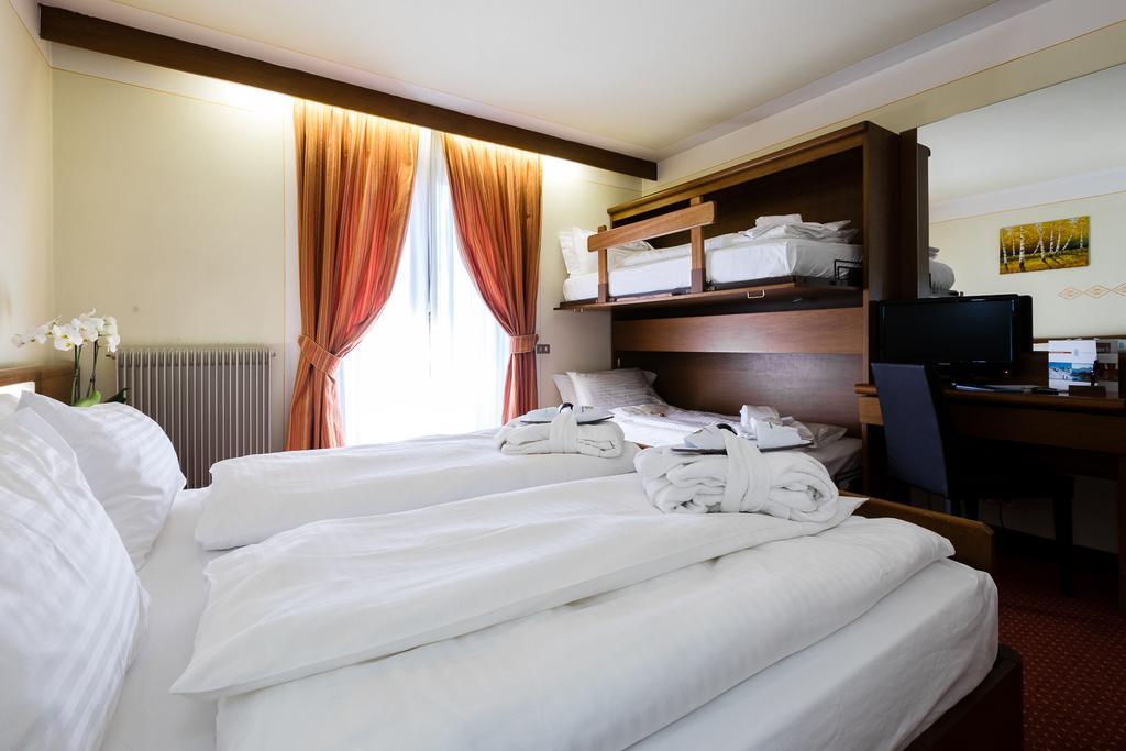 Hotel Collini Pinzolo Exterior photo