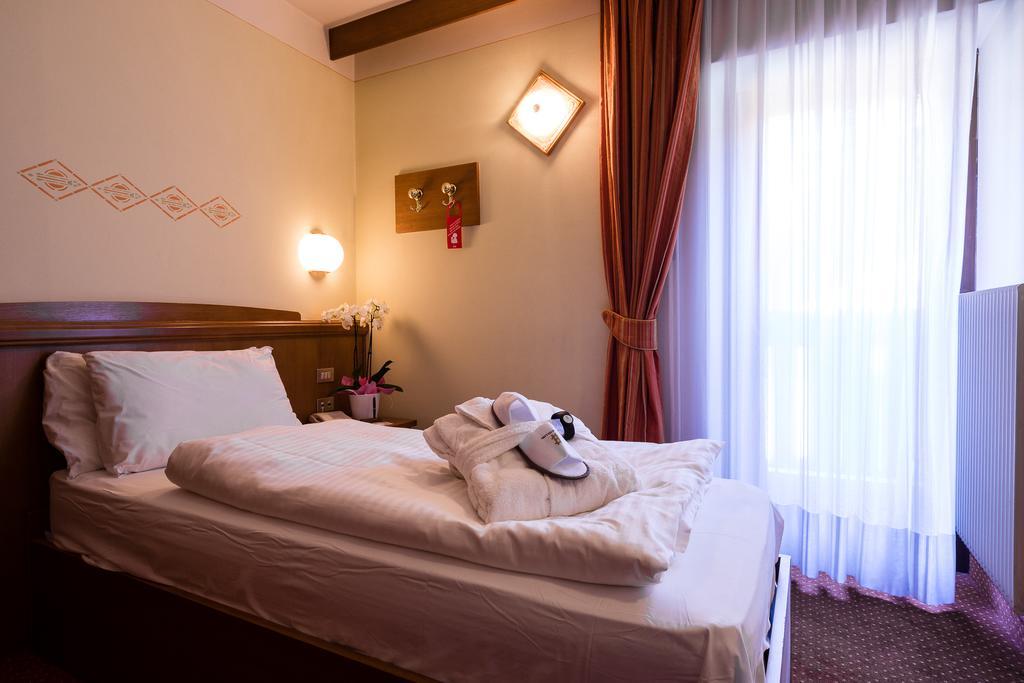 Hotel Collini Pinzolo Exterior photo